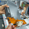 Equipamento de chave de fenda de alta precisão de alta precisão com mecanismo de alimentação de parafuso automático duplo e cabeças de motorista duplo para aplicações de fixação industrial em configurações de fábrica