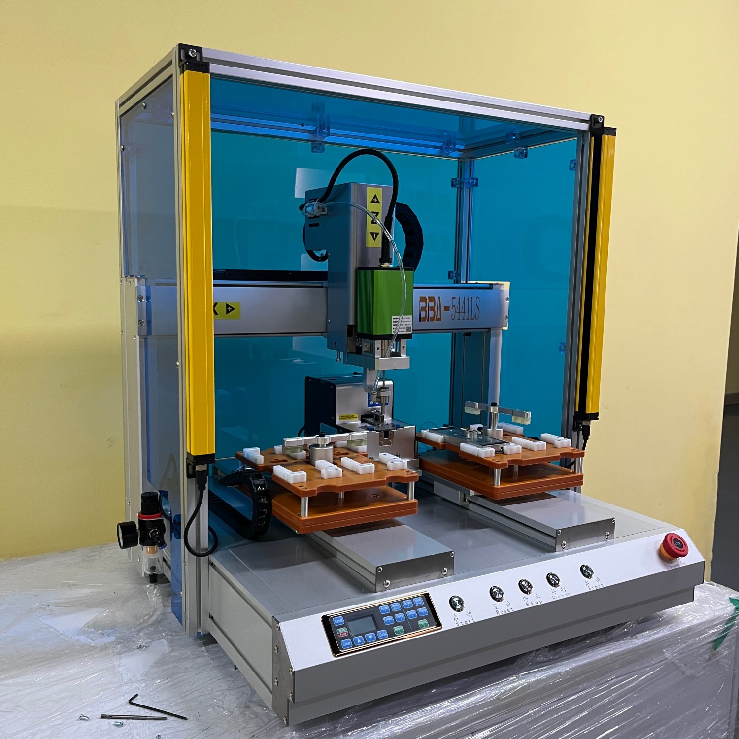 Sistema servo de chave de fenda de alta precisão para montagem de peças pequenas com operação de alta velocidade