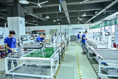 Máquina de travamento de parafuso de mesa com acionamento de servo motor e trocador automático de bits para montagem de telefone celular