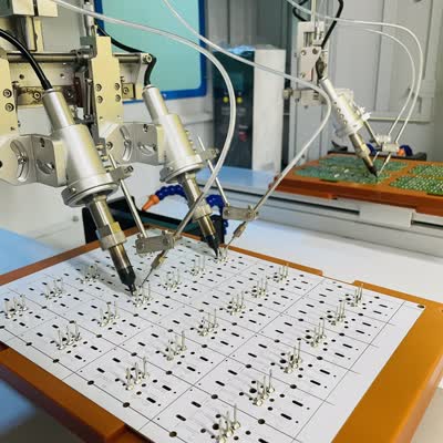 Estilo de eixo XYZ do robô de soldagem com alimentação automática de fio, ideal para soldagem LED