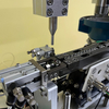  Máquina personalizada de montagem de insertos de parafuso acionada por servo, de mesa/mesa, máquina integrada para prensar e testar insertos de parafuso em peças automotivas.