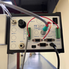 Máquina dispensadora de mesa com servoacionamento de alta precisão; microdistribuição para sensores de placa de proteção de bateria; equipamento de vedação para pequenos componentes eletrônicos de nova energia