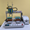 Máquina de aparafusamento totalmente automática de servo duplo personalizada com fixação síncrona de estação dupla; Equipamento de montagem para caixas plásticas (evita roscas descascadas e rachaduras)