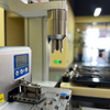 Máquina de travamento automática de parafuso de mesa de alta precisão com conjunto de arruela equipamento de fixação de parafuso de alimentação automática para eletrônicos