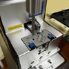 Máquina de fixação automática de parafuso, estação dupla de mesa, servo para carregador de fone de ouvido tws, travamento de caixa de plástico